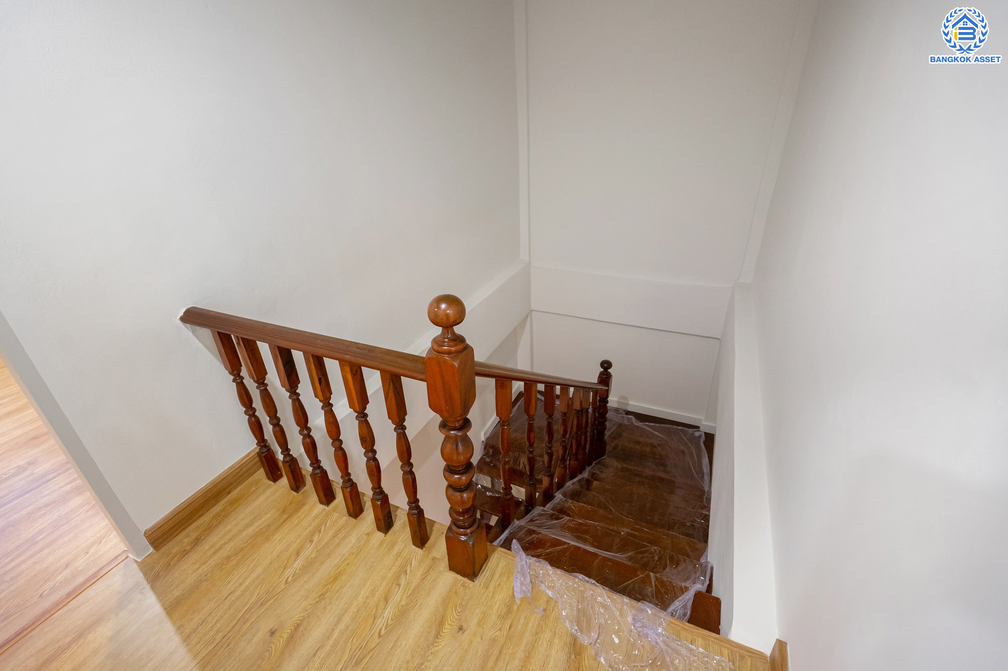 บ้านมือสองตกแต่งใหม่ ม.ซอยเรวดี58 รัตนาธิเบศร์ ทาวน์โฮม 3 ชั้น เนื้อที่ 19 ตร.ว. ฟังก์ชัน 4 ห้องนอน 3 ห้องน้ำ 1 ที่จอดรถ พร้อมตอบโจทย์ทุกการเข้าอยู่ บนทำเลเดินทางสะดวก เข้า-ออก ได้หลายเส้นทาง ใกล้เซ็นทรัลรัตนาธิเบศร์ และรถไฟฟ้าสายสีม่วง "สถานีบางกระสอ"